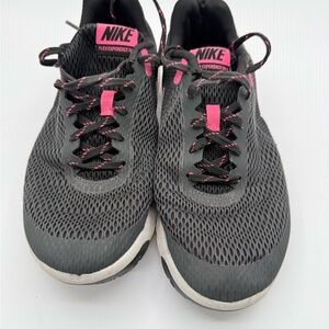 Nike Women's Athletic Shoes in Black and Pink